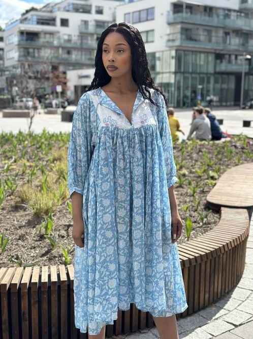 Hovedbilde MAYA DRESS/ BLUE 